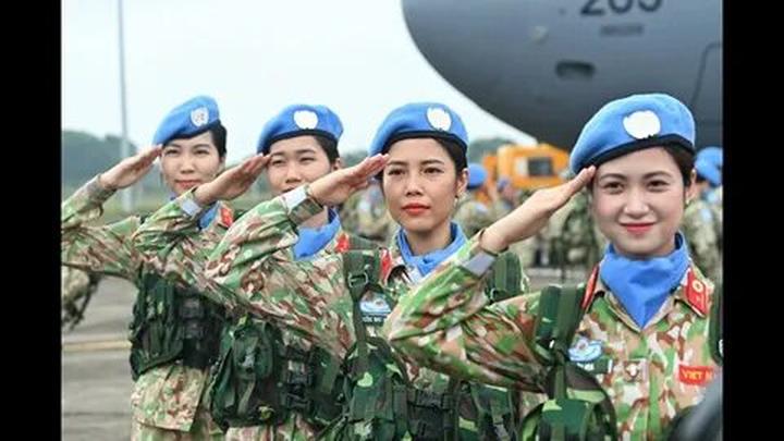 Hotspot Matrix: Biến 5 kiểu áo blouse dễ “dừ” hơn thành cơ hội marketing đột phá
