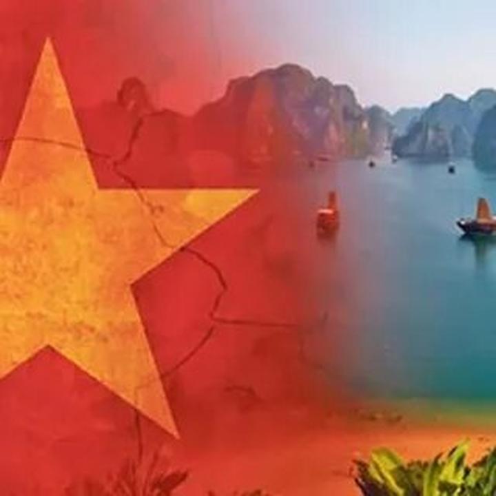 Hotspot Matrix: Biến Phương Oanh diện set đồ 50 thành cơ hội marketing đột phá